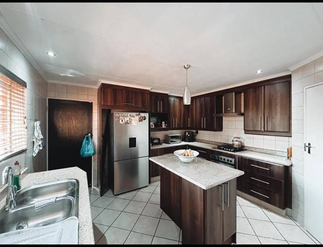 4 BEDROOM HOUSE FOR SALE IN VAN RIEBEECK PARK